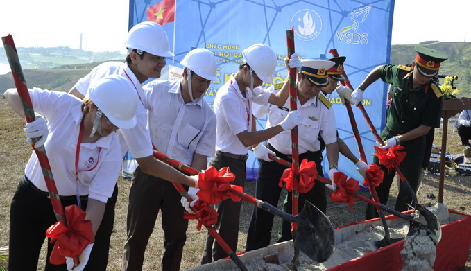 การก่อสร้างเสาธงชาติบนเกาะLy Son